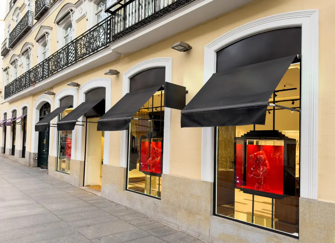 Façade vitrine de magasin en aluminium sur mesure à Roquebillière